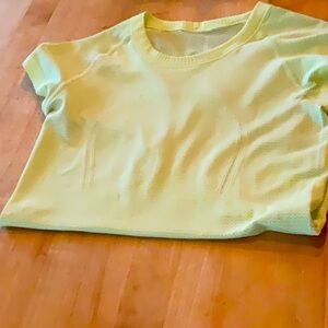Lululemon lime green size 4 used swiftly